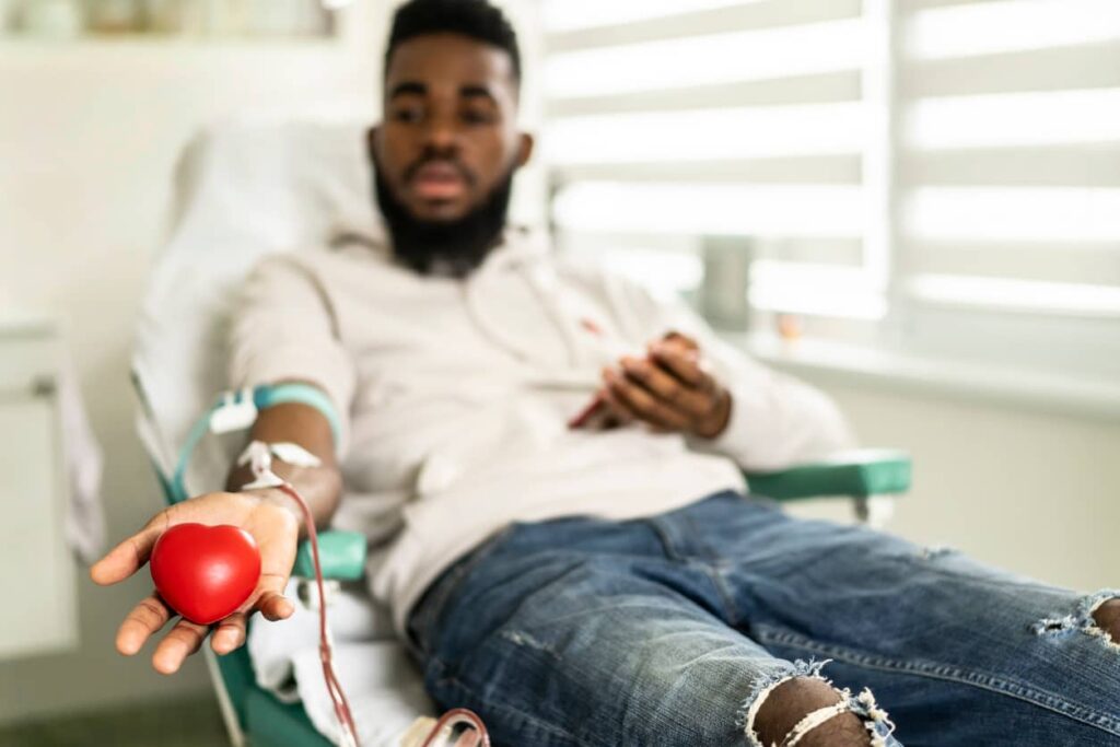 Homem doando sangue