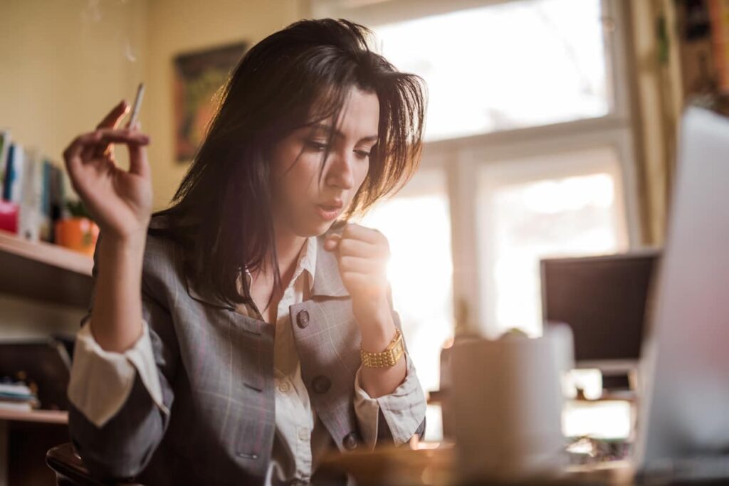 Dia Mundial sem tabaco, mulher crise de tosse ao fumar
