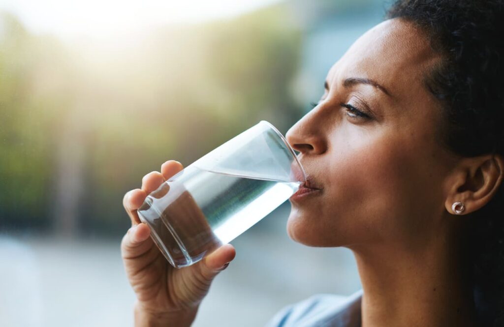 Vida fitness, mulher bebendo água