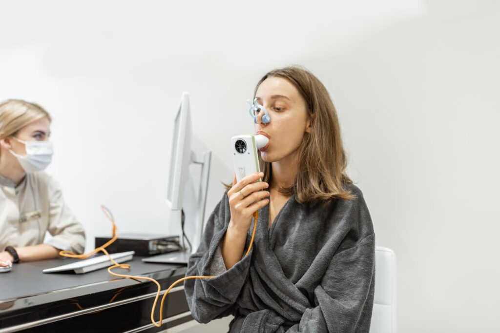 Fisioterapia respiratória, mulher realiza exames